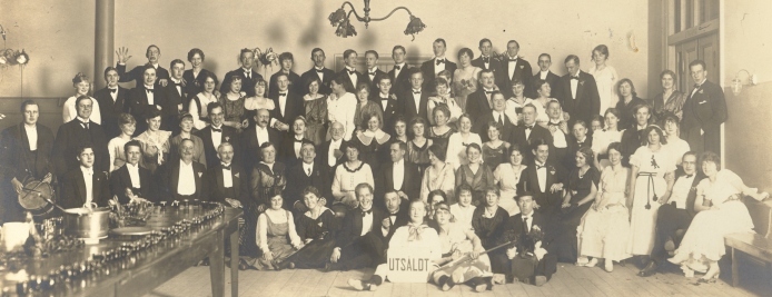 Isse with fellow students at the Music Academy in December 1916.
