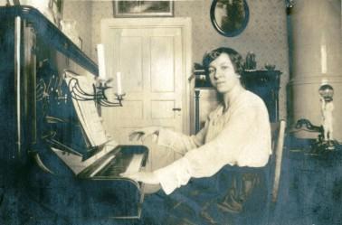 Inez Margareta Johnsson at the piano at home.